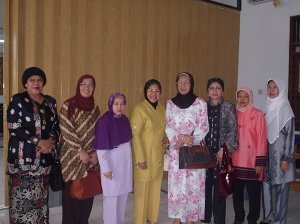 ibu maryam foto bersama dengan para alumni sma 1 samarinda